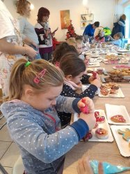 Vianočné zdobenie medovníkov v cukrárni