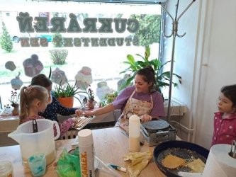 Vianočné zdobenie medovníkov v cukrárni