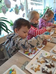 Vianočné zdobenie medovníkov v cukrárni