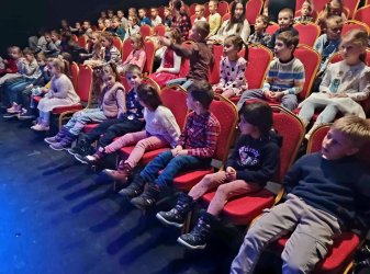 Predškoláci v Bábkovom divadle na Rázcestí