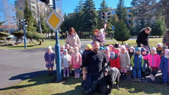 Deti v materskej škole zažili ukážku policajnej práce