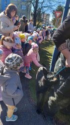 Deti v materskej škole zažili ukážku policajnej práce