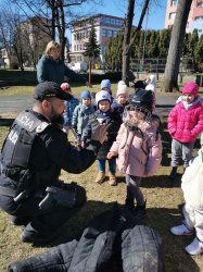 Deti v materskej škole zažili ukážku policajnej práce