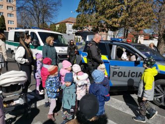 Deti v materskej škole zažili ukážku policajnej práce