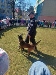 Deti v materskej škole zažili ukážku policajnej práce