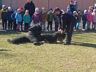 Deti v materskej škole zažili ukážku policajnej práce